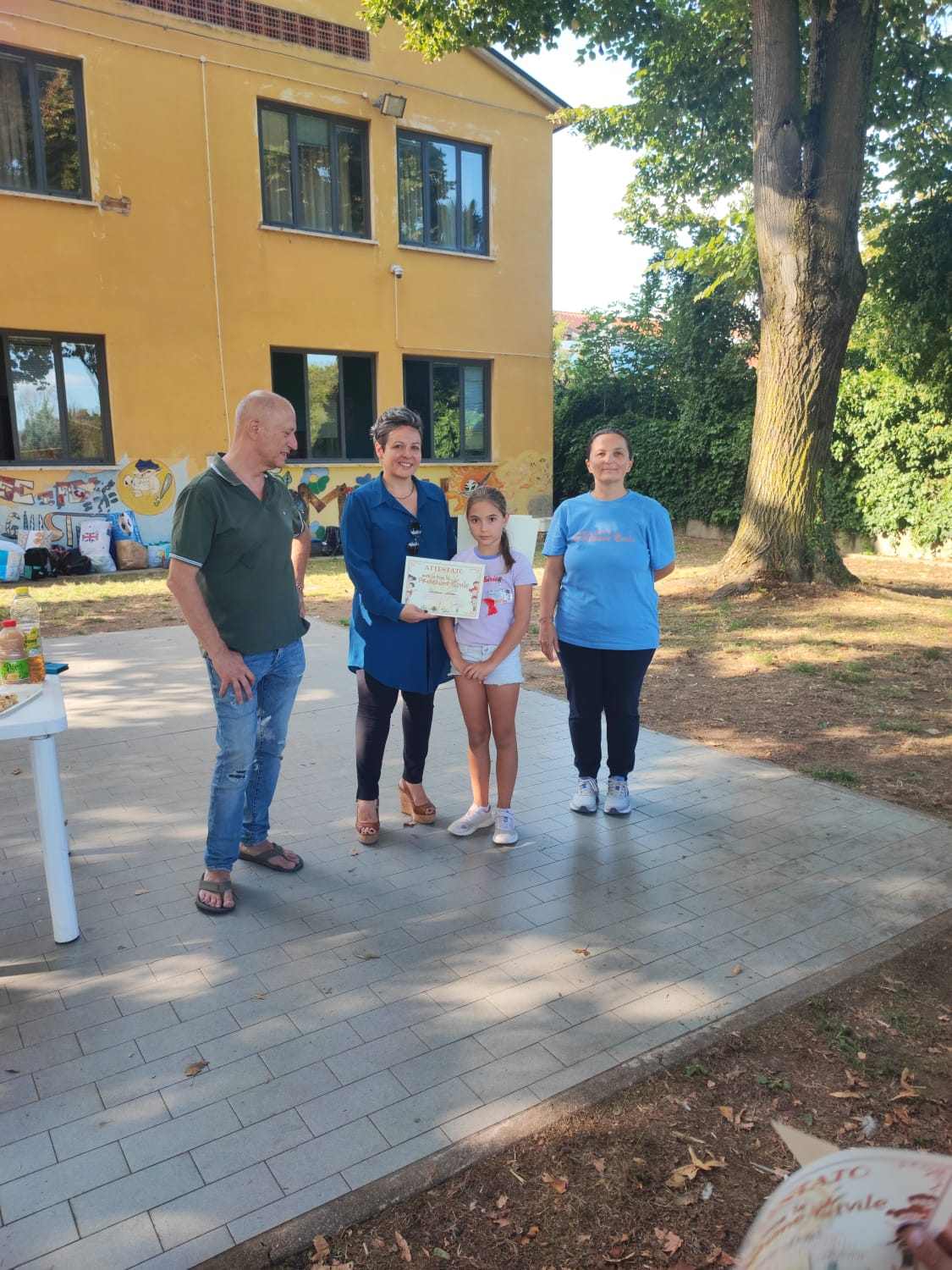 Premiazione di una ragazzina che ha partecipato al corso Anch'io sono Protezione Civile