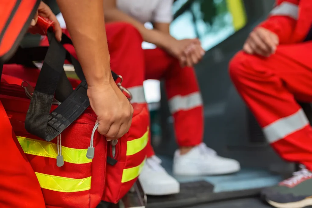 Gruppo di paramedici su ambulanza