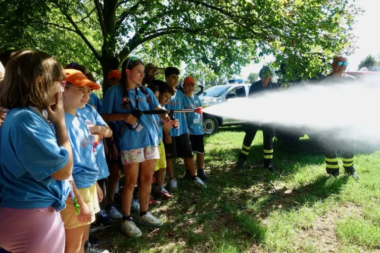 ragazzi al campo estivo protezione civile